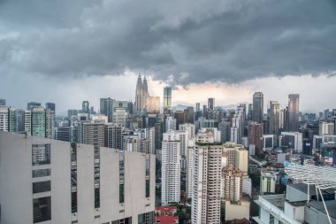 Kuala Lumpur, Malezya. 12 Kasım 2018: Panoramik gökyüzü manzarasını / yakın Petronas ikiz kule at Central City Tower.