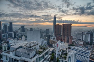 Kuala Lumpur, Malezya. 12 Kasım 2018: Panoramik gökyüzü manzarasını / yakın Petronas ikiz kule at Central City Tower.
