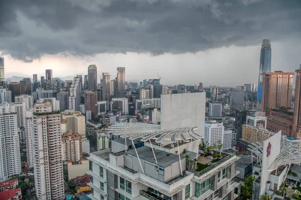 Kuala Lumpur, Malezya. 12 Kasım 2018: Panoramik gökyüzü manzarasını / yakın Petronas ikiz kule at Central City Tower.