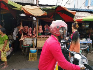 Tüccar/satıcı ve Sihanoukville, Kamboçya, şehir ıslak pazar sabahın erken saatlerinde insanlara sahnesi.