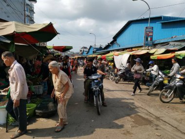 Tüccar/satıcı ve Sihanoukville, Kamboçya, şehir ıslak pazar sabahın erken saatlerinde insanlara sahnesi.