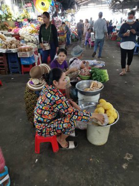 Tüccar/satıcı ve Sihanoukville, Kamboçya, şehir ıslak pazar sabahın erken saatlerinde insanlara sahnesi.