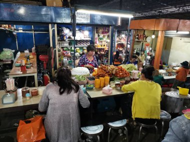 Tüccar/satıcı ve Sihanoukville, Kamboçya, şehir ıslak pazar sabahın erken saatlerinde insanlara sahnesi.