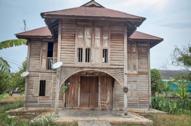 Terk edilmiş çift katlı ev