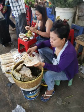 Tüccar/satıcı ve Sihanoukville, Kamboçya, şehir ıslak pazar sabahın erken saatlerinde insanlara sahnesi.