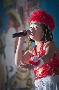 Çinli çocuklar Karaoke gerçekleştirme 