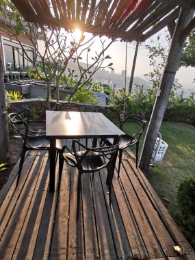 Sihanoukville, Kamboçya. 27 Şubat 2019: 360 Resort parkta yer alan Sihanoukville şehir manzarasını izlerken otel misafirlerinin yemek yiyeyişyesi için açık alan.