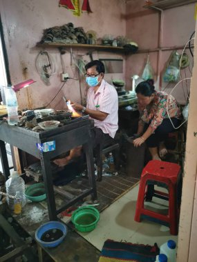 Kuyumcu ve görevli bir dizi dükkan Sihanoukville Şehir ana ıslak pazar yakın.