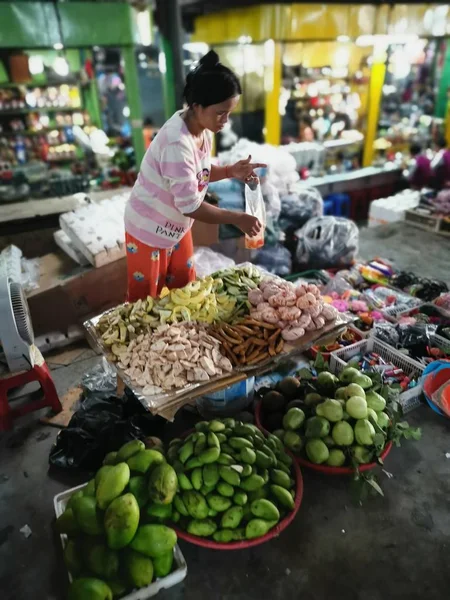 Scen Näringsidkaren Säljare Och Personer City Våt Marknaden Sihanoukville Kambodja — Stockfoto