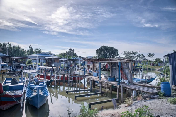 卢穆特 佩拉克 马来西亚 2018年6月1日 河口港 村民们在佩尔马坦居住和停泊船只 — 图库照片