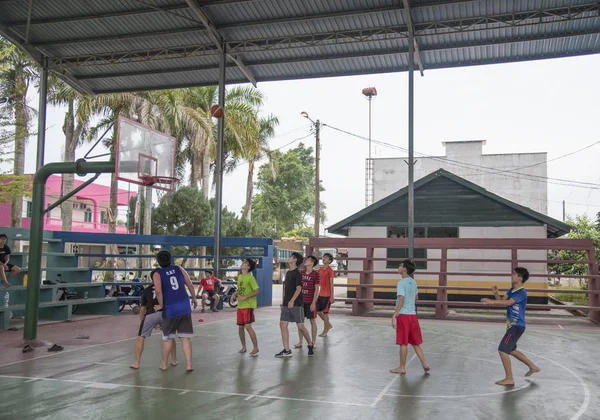 Gruppe Chinesischer Teenager Spielt Basketball Öffentlichen Park — Stockfoto