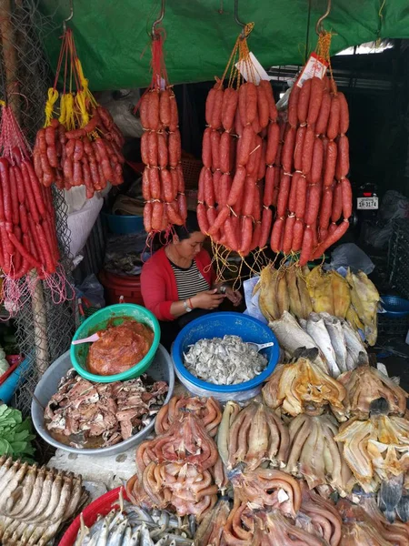 Scena Handlowiec Sprzedawca Ludzi Mokrych Rynku Miasta Sihanoukville Cambodia Wczesnym — Zdjęcie stockowe