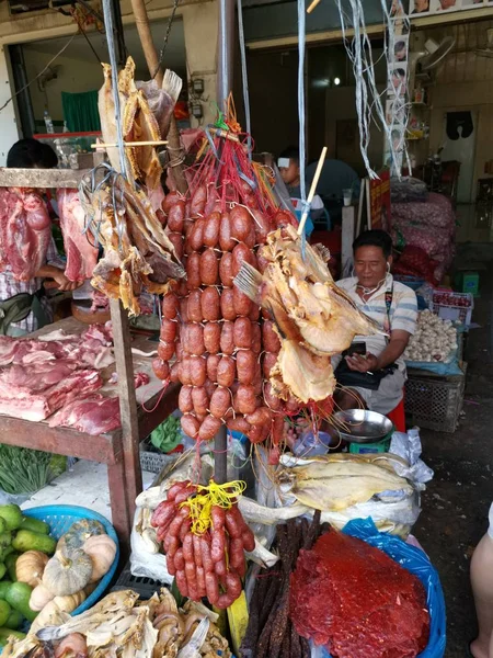 Szene Von Händlern Verkäufern Und Menschen Auf Dem Nassen Markt — Stockfoto