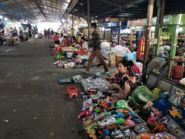 清晨在柬埔寨西哈努克市的城市湿点上的商人和人们的场景 — 图库照片