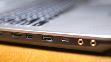 kişisel dizüstü bilgisayar üzerinde çalışan