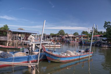 Lumut, Perak, Malezya. 1 Haziran 2018: Permatang'da köylülerin kalıp teknelerini park ettikleri Haliç limanı 