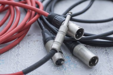 çeşitli ses adaptörü veya konektörü