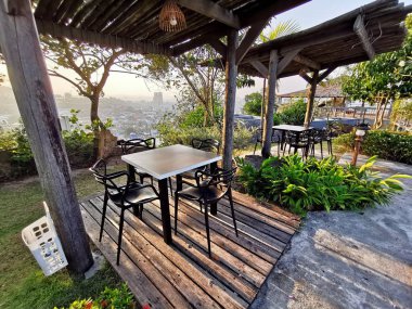 Sihanoukville, Kamboçya. 27 Şubat 2019: 360 Resort parkta yer alan Sihanoukville şehir manzarasını izlerken otel misafirlerinin yemek yiyeyişyesi için açık alan.