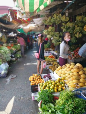 Tüccar/satıcı ve Sihanoukville, Kamboçya, şehir ıslak pazar sabahın erken saatlerinde insanlara sahnesi.