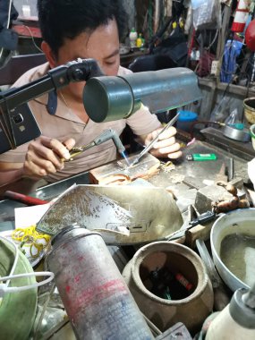 Kuyumcu ve görevli bir dizi dükkan Sihanoukville Şehir ana ıslak pazar yakın.