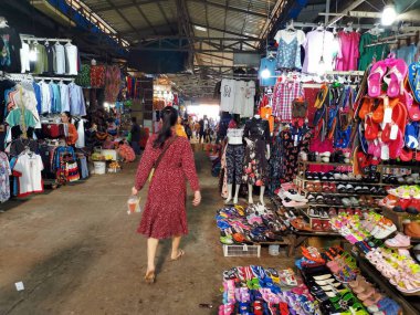 Tüccar/satıcı ve Sihanoukville, Kamboçya, şehir ıslak pazar sabahın erken saatlerinde insanlara sahnesi.