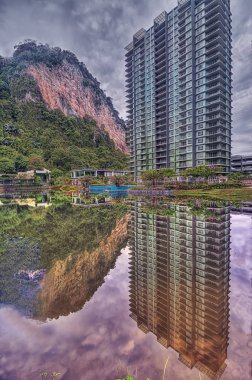 Ipoh, Perak, Malezya. 5 Ocak 2018: Göl, Haven apartmanlarının ve yakındaki dağın güzel manzaralarını yansıtıyor.. 