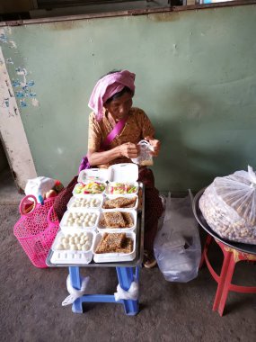 Tüccar/satıcı ve Sihanoukville, Kamboçya, şehir ıslak pazar sabahın erken saatlerinde insanlara sahnesi.