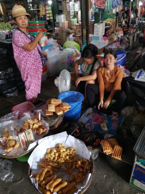Tüccar/satıcı ve Sihanoukville, Kamboçya, şehir ıslak pazar sabahın erken saatlerinde insanlara sahnesi.