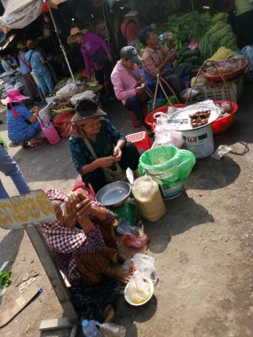Tüccar/satıcı ve Sihanoukville, Kamboçya, şehir ıslak pazar sabahın erken saatlerinde insanlara sahnesi.