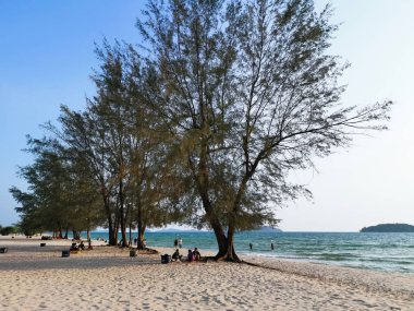 insanlar akşam plajda gezinme