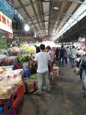Tüccar/satıcı ve Sihanoukville, Kamboçya, şehir ıslak pazar sabahın erken saatlerinde insanlara sahnesi.