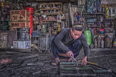 adam meşgul tamir araba bileşeni kendi atölyesinde