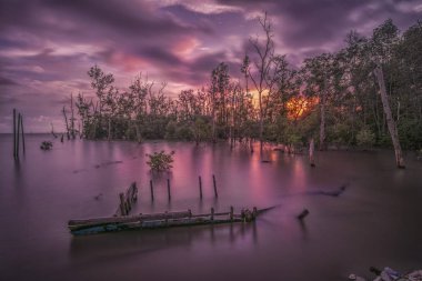 gün batımı veya sakin balıkçı köyü liman ya da plaj güneş doğarken