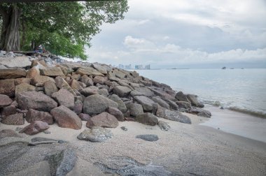 Penang, Malezya - 8 Eylül 2018: Esplanade plajında ağacın altında huzur içinde dinlenen birinin sahnesi
