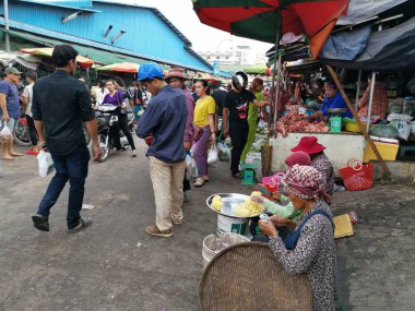 Tüccar/satıcı ve Sihanoukville, Kamboçya, şehir ıslak pazar sabahın erken saatlerinde insanlara sahnesi.