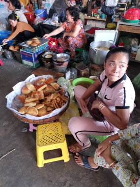 Tüccar/satıcı ve Sihanoukville, Kamboçya, şehir ıslak pazar sabahın erken saatlerinde insanlara sahnesi.