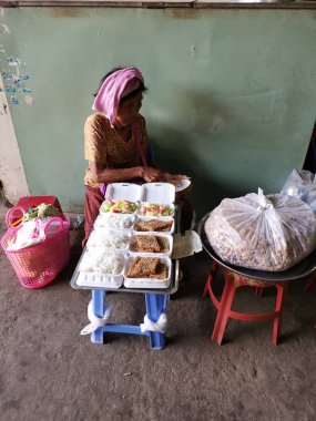 Tüccar/satıcı ve Sihanoukville, Kamboçya, şehir ıslak pazar sabahın erken saatlerinde insanlara sahnesi.