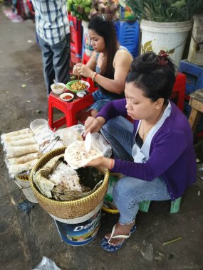 Tüccar/satıcı ve Sihanoukville, Kamboçya, şehir ıslak pazar sabahın erken saatlerinde insanlara sahnesi.
