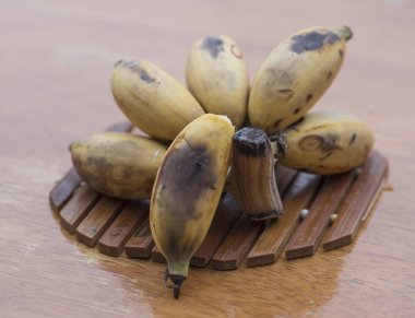 masada olgun muz üzerinde