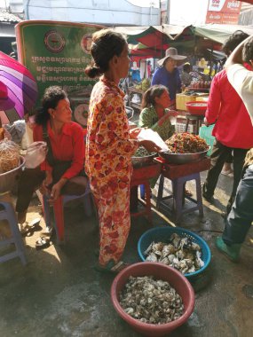 Tüccar/satıcı ve Sihanoukville, Kamboçya, şehir ıslak pazar sabahın erken saatlerinde insanlara sahnesi.