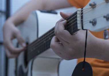 müzikal analog gitar çalmak