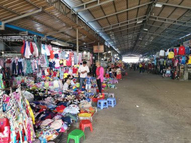 Tüccar/satıcı ve Sihanoukville, Kamboçya, şehir ıslak pazar sabahın erken saatlerinde insanlara sahnesi.