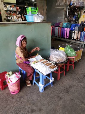 Tüccar/satıcı ve Sihanoukville, Kamboçya, şehir ıslak pazar sabahın erken saatlerinde insanlara sahnesi.