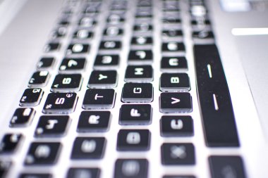 kişisel dizüstü bilgisayar üzerinde çalışan