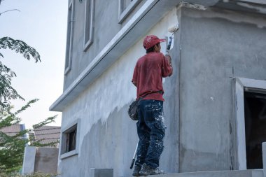 Çinli adam yüksek boya duvara tırmandı