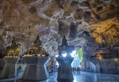 Perak, Malezya - 9 Şubat 2019: Heykel ve kalabalık Çin Tapınağı Kek Lok Tong Gunung Rapat, kireç taşı oluşumu Tapınağı mağara girişinde ziyaretçi.