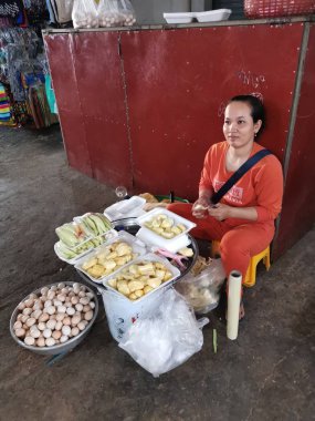 Tüccar/satıcı ve Sihanoukville, Kamboçya, şehir ıslak pazar sabahın erken saatlerinde insanlara sahnesi.