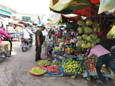 Tüccar/satıcı ve Sihanoukville, Kamboçya, şehir ıslak pazar sabahın erken saatlerinde insanlara sahnesi.