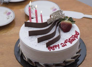 mutlu yıllar çikolatalı kek