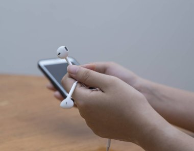 küçük beyaz mobil kulak tıkacı